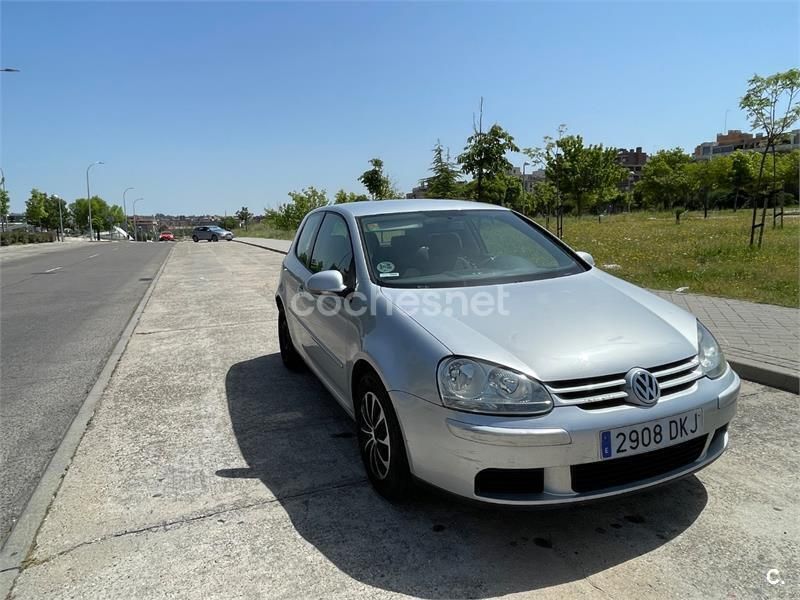 Gris / plata Usado 2005 VW Golf IV Berlina | 2950 € (Buen precio) - Imagen 1/4
