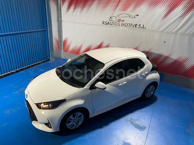 Usado Toyota Yaris Hybrid Active 116 CV (85 kW) 2022 Blanco Berlina