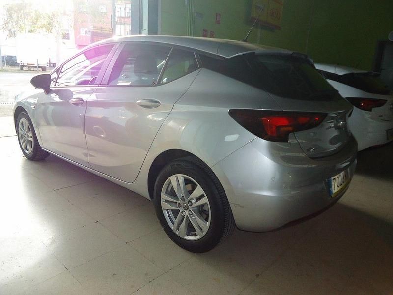 Gris / plata Usado 2019 Opel Astra Selective Berlina | 12.300 € (Buen precio) - Imagen 1/4