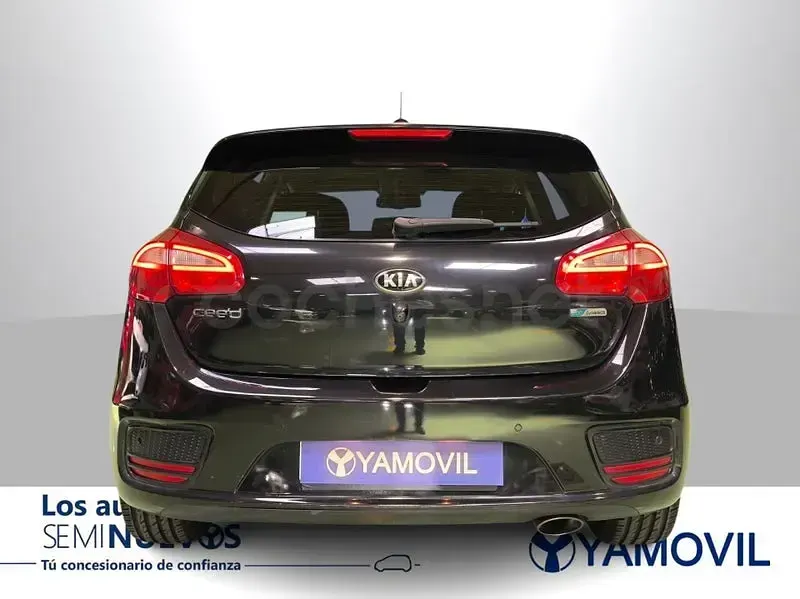 Usado Kia Ceed 120 CV (88 kW) 2016 Negro Utilitario