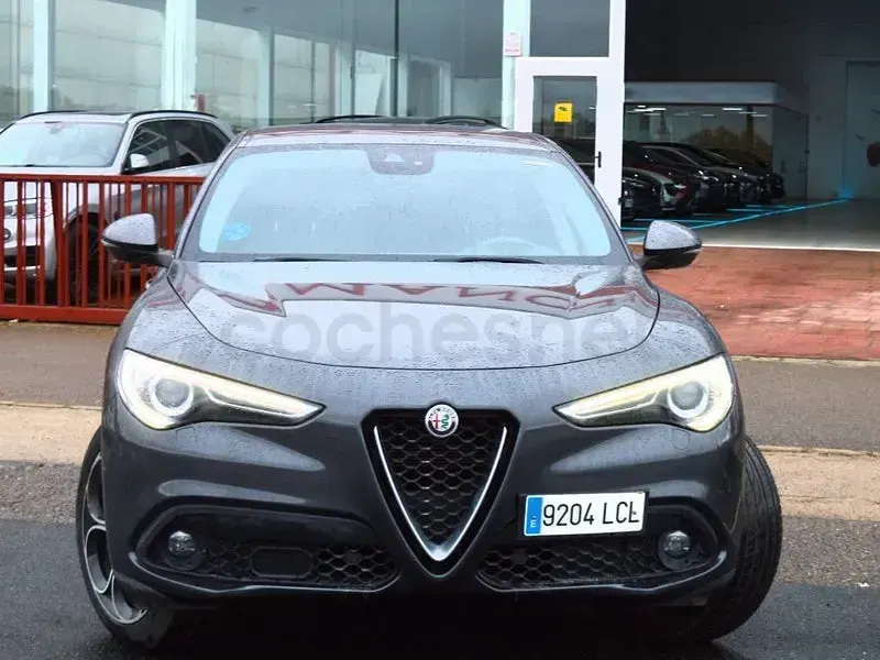 Usado Alfa Romeo Stelvio Executive 210 CV (154 kW) 2019 Gris / plata SUV