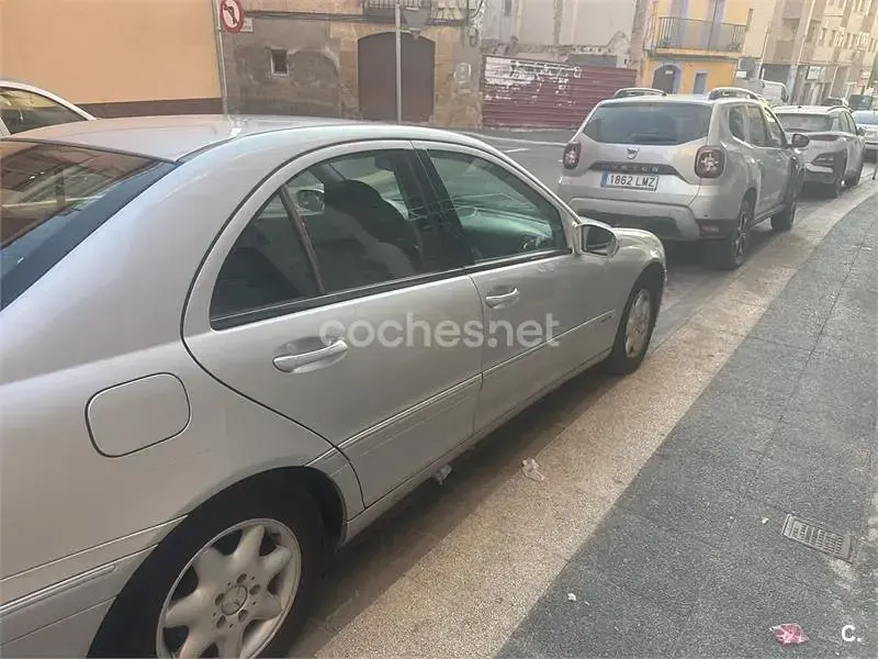 Usado Mercedes C220 Elegance 125 CV (91 kW) 2001 Gris / plata Berlina