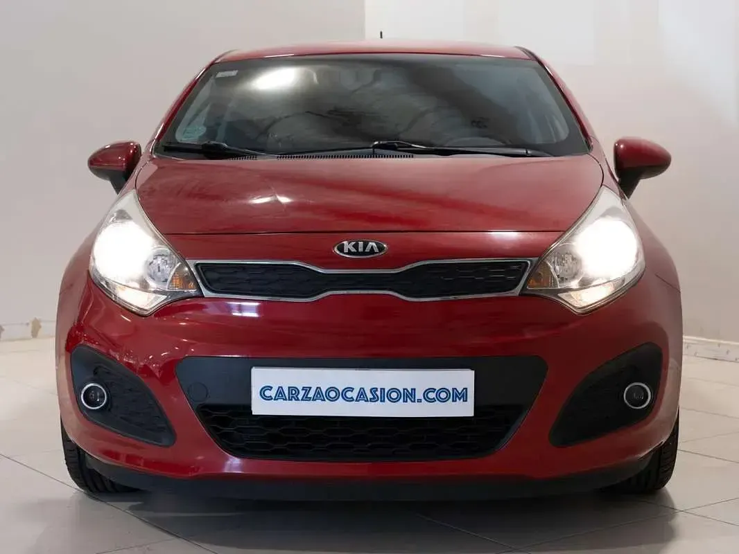 Usado Kia Rio 109 CV (80 kW) 2014 Rojo Utilitario