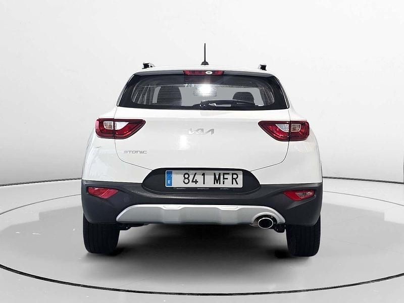 Usado Kia Stonic 84 CV (61 kW) 2023 Blanco SUV