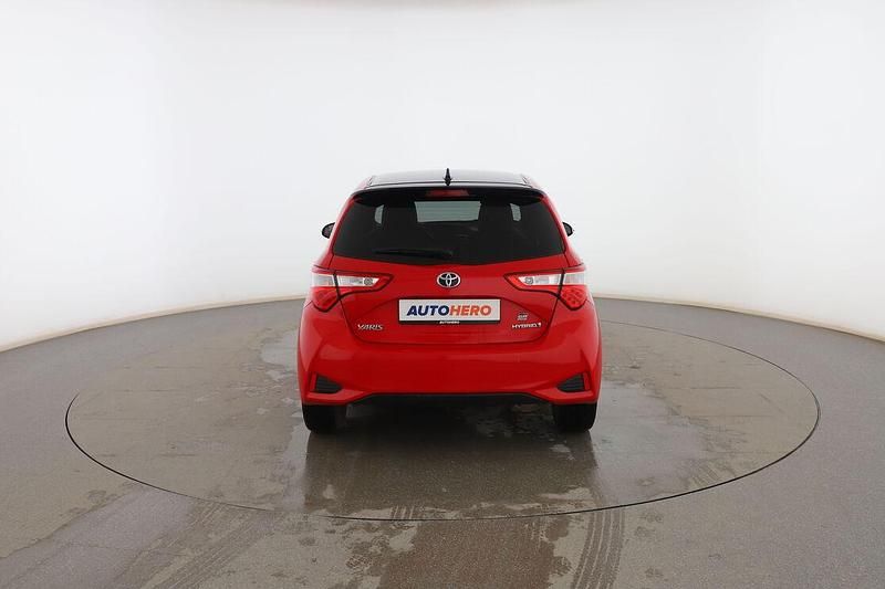 Usado Toyota Yaris Hybrid Active 101 CV (74 kW) 2019 Rojo Utilitario