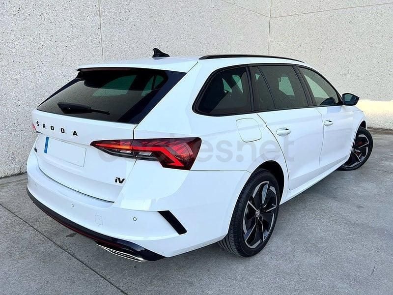 Usado Skoda Octavia RS 245 CV (180 kW) 2021 Blanco Familiar