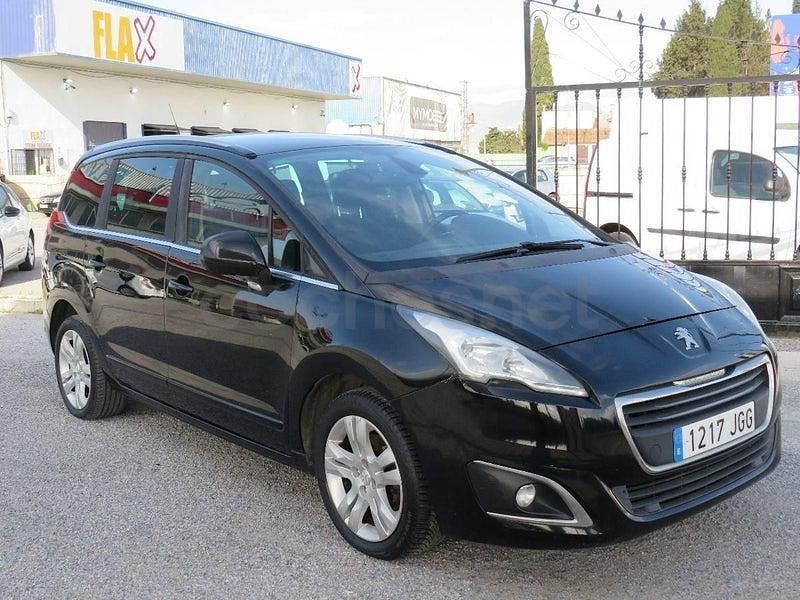 Usado Peugeot 5008 Allure 120 CV (88 kW) 2015 Negro Monovolumen