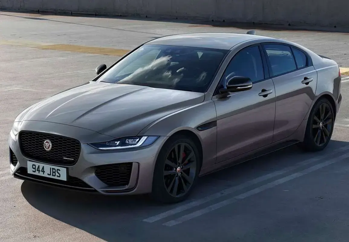 Usado Jaguar XE R-Dynamic 250 CV (183 kW) 2019 Gris Berlina