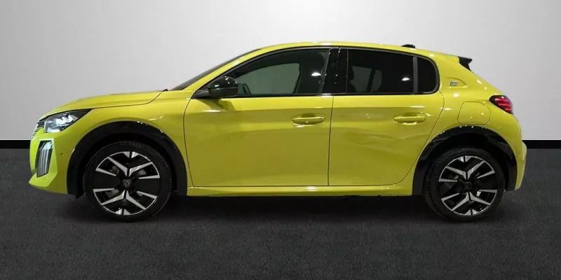 Usado Peugeot e-208 GT 114 kW (156 CV) 2024 Amarillo Utilitario