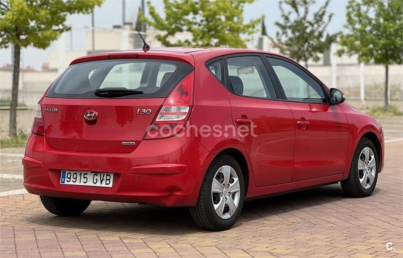 Usado Hyundai i30 Comfort 90 CV (66 kW) 2010 Rojo Berlina