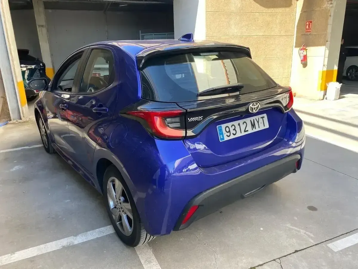 Używany Toyota Yaris Hybrid Active 116 KM (85 kW) 2025 Niebieski Sedan/Limuzyna