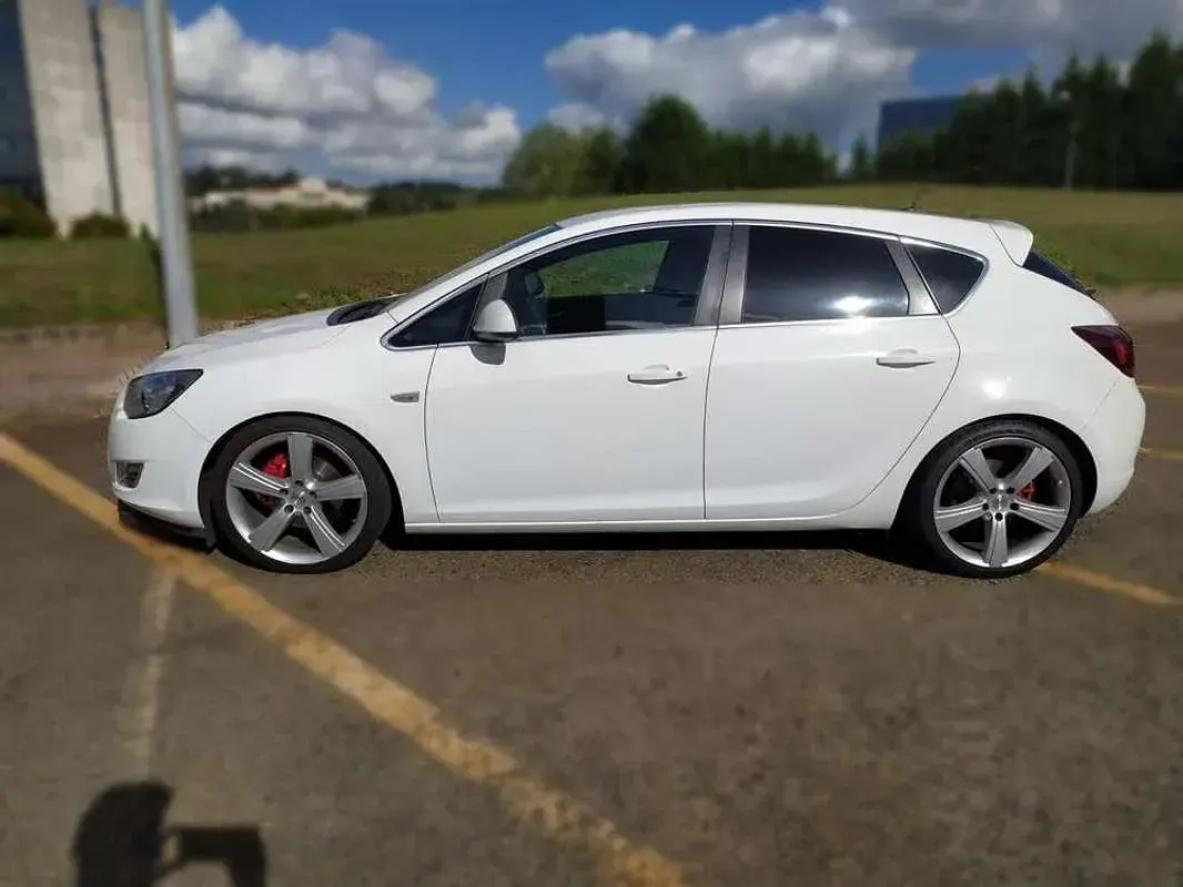 Usado Opel Astra Cosmo 110 CV (80 kW) 2010 Blanco Utilitario