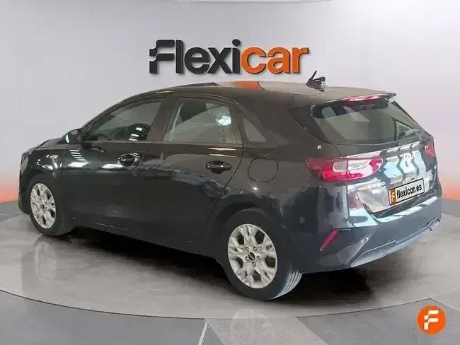 Usado Kia Ceed 100 CV (73 kW) 2021 Negro Utilitario
