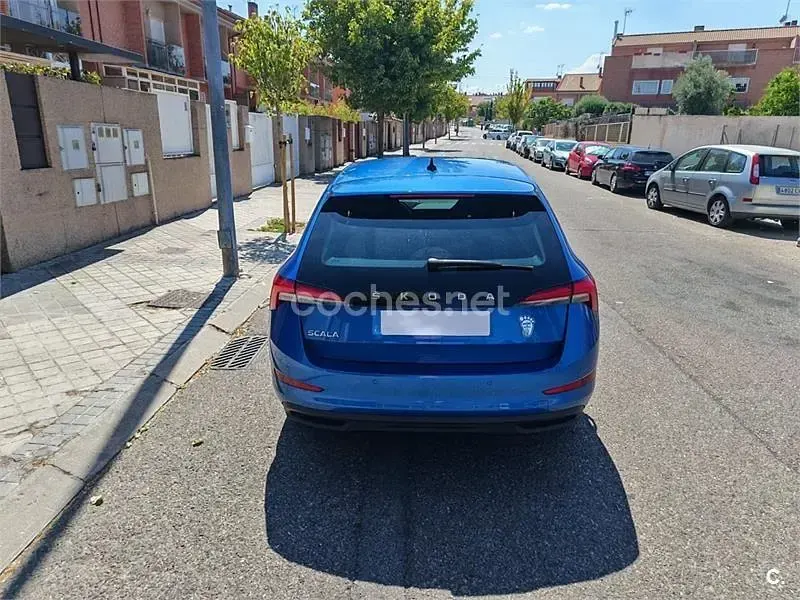 Usado Skoda Scala Sport 150 CV (110 kW) 2022 Azul Utilitario