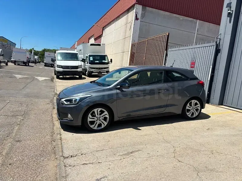 Usado Hyundai i20 Sport 120 CV (88 kW) 2018 Gris / plata Berlina