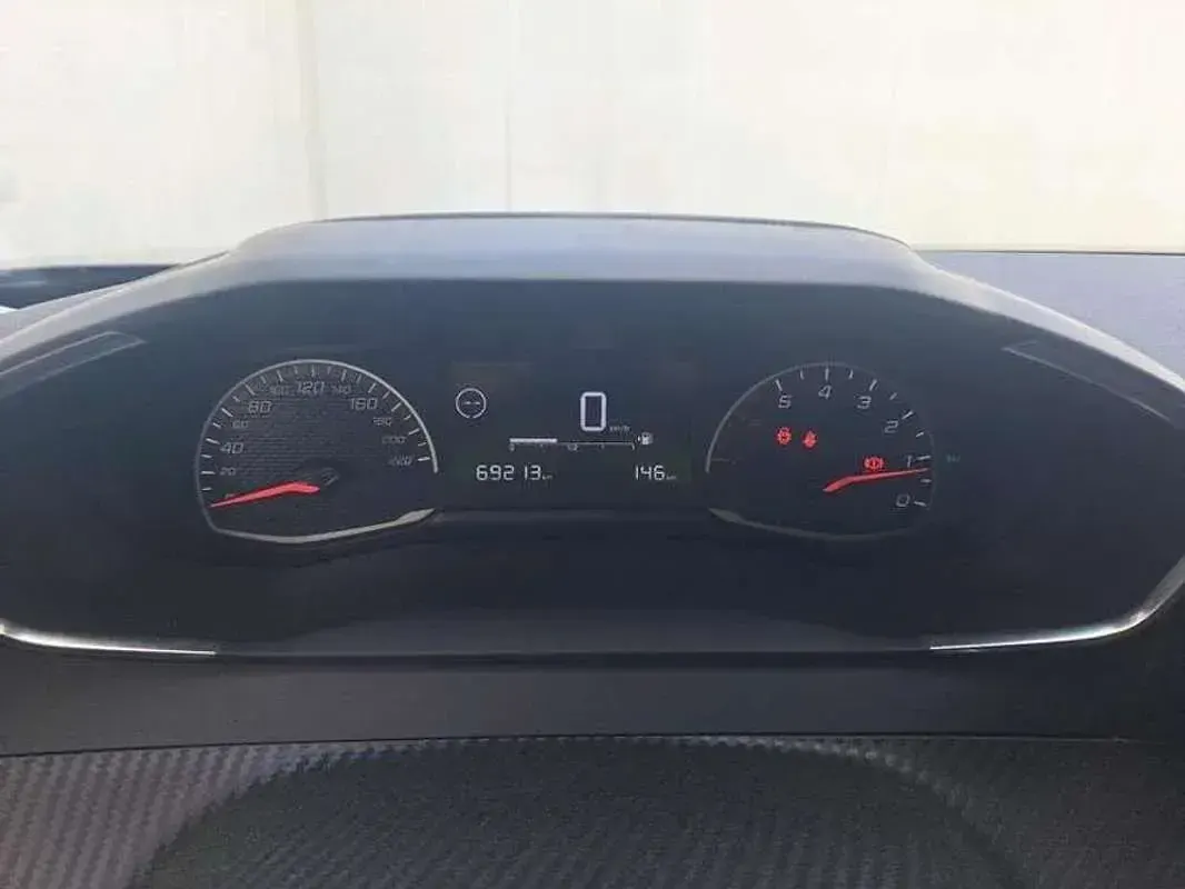 Usado Peugeot 2008 Active 110 CV (80 kW) 2022 Negro SUV