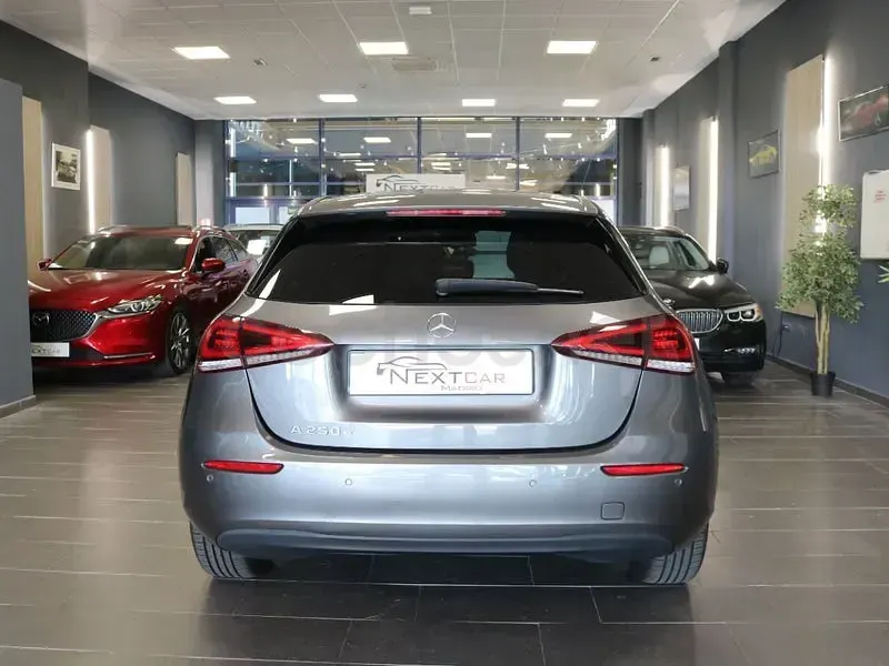 Usado Mercedes A250 218 CV (160 kW) 2020 Gris / plata Berlina