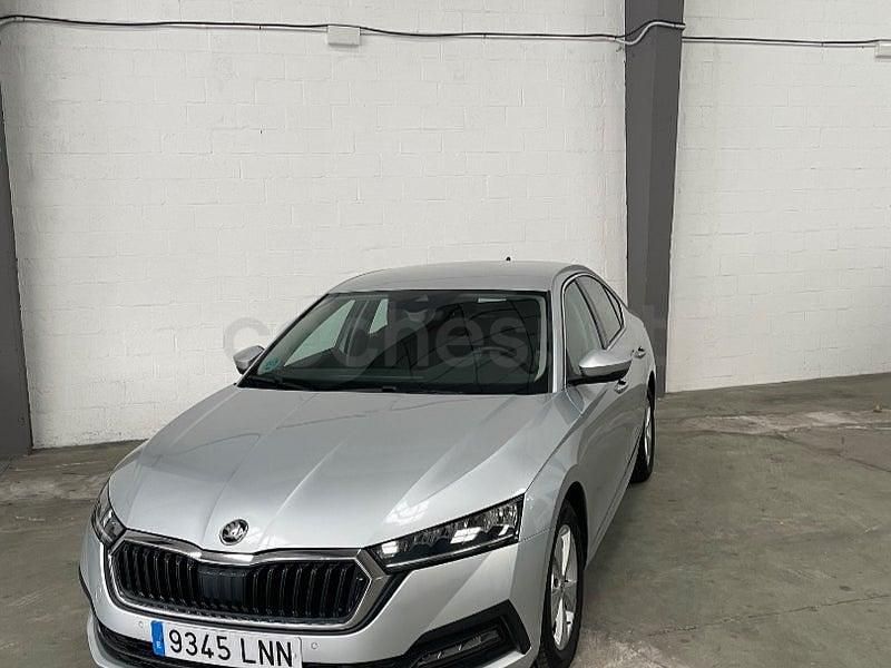 Usado Skoda Octavia Ambition 115 CV (84 kW) 2021 Gris / plata Berlina