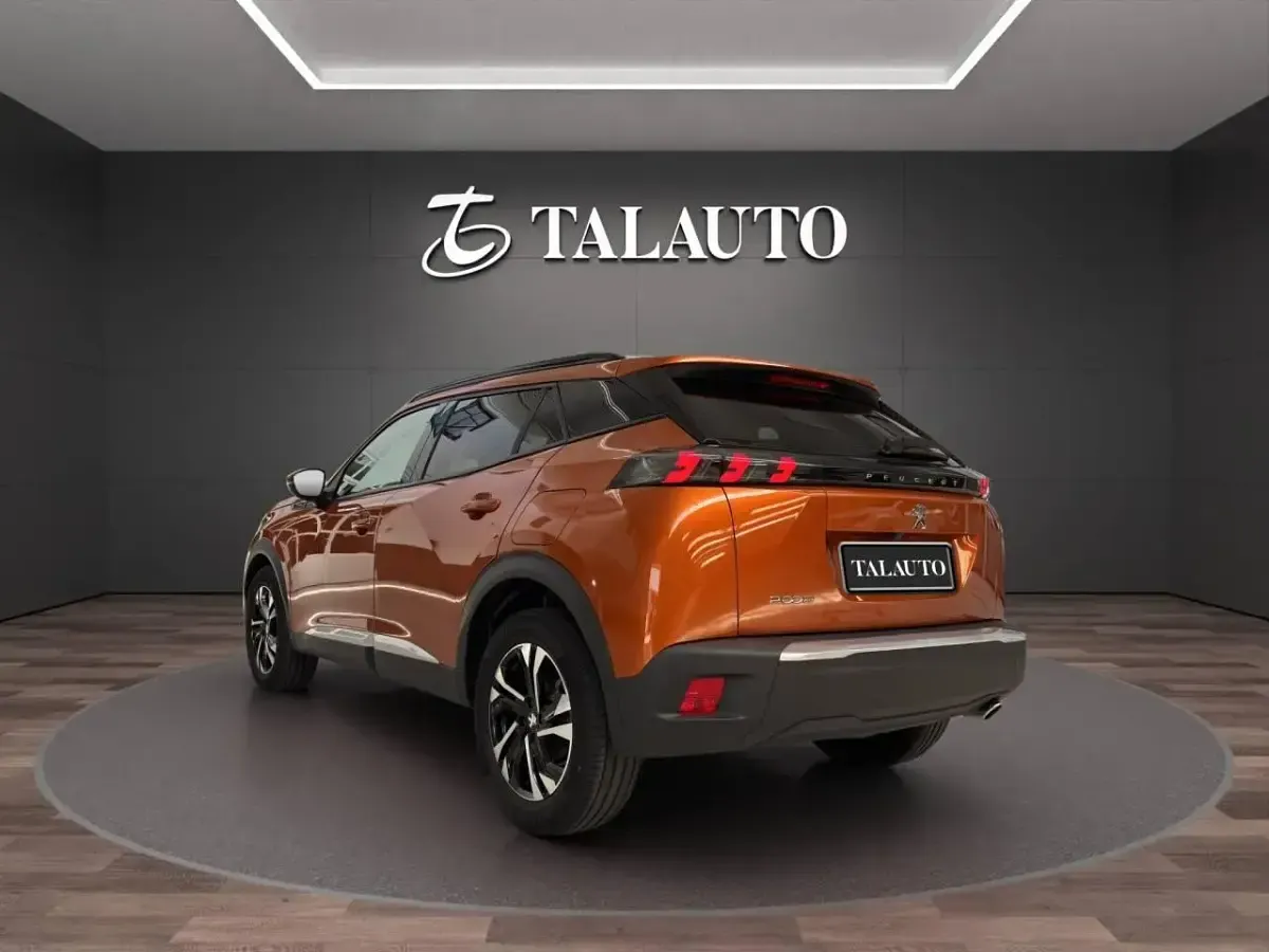 Usado Peugeot 2008 Allure 110 CV (80 kW) 2021 Naranja SUV