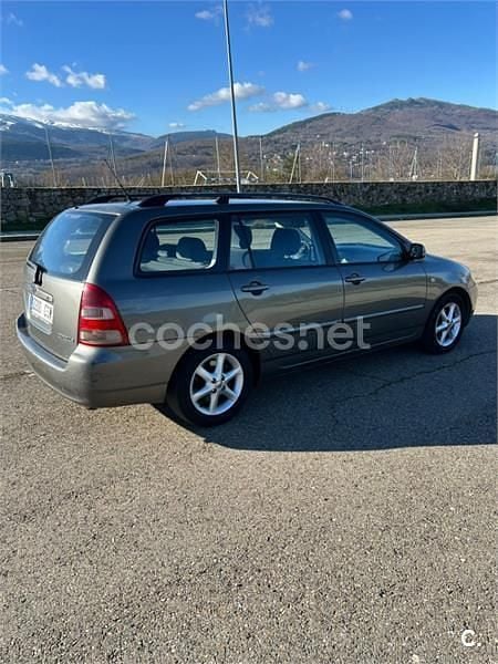 Usado Toyota Corolla Terra 90 CV (66 kW) 2004 Gris / plata Familiar