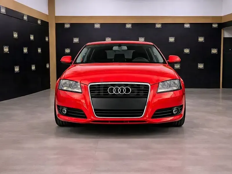 Usado Audi A3 Attraction 105 CV (77 kW) 2010 Rojo Utilitario