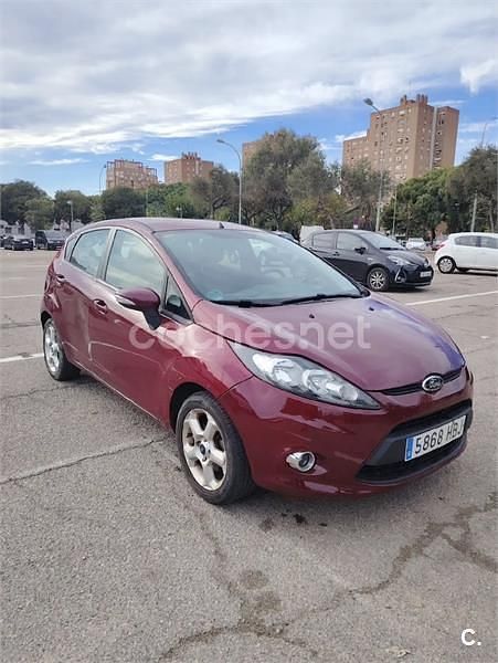 Usado Ford Fiesta Trend 82 CV (60 kW) 2009 Granate Utilitario
