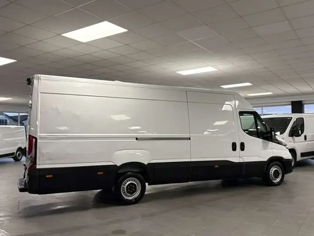 Usado Iveco Daily 160 CV (117 kW) 2023 Blanco Van