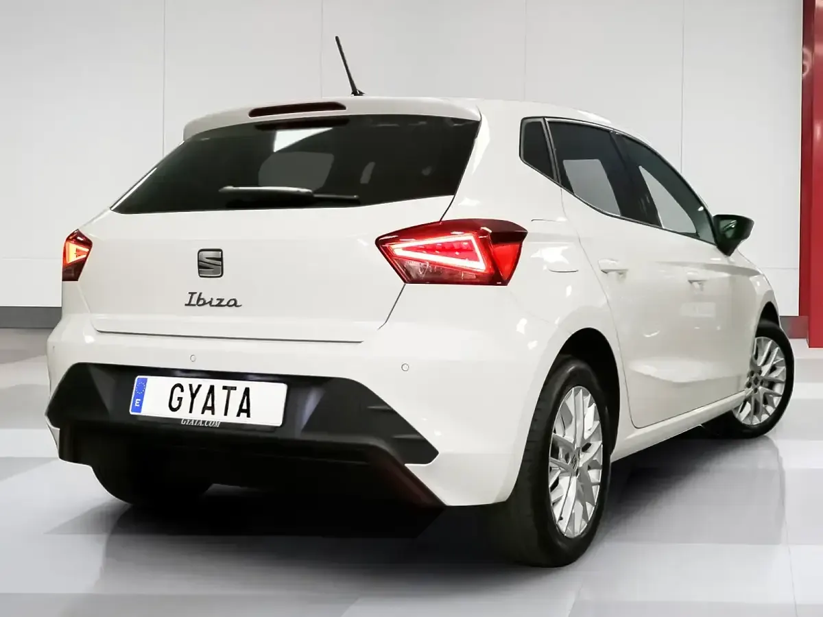Usado Seat Ibiza Style Plus 115 CV (84 kW) 2026 Blanco Utilitario