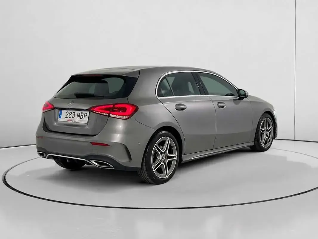 Usado Mercedes A180 116 CV (85 kW) 2022 Gris Utilitario