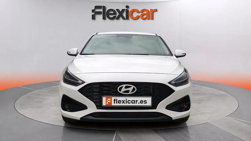 Usado Hyundai i30 121 CV (88 kW) 2024 Blanco Berlina