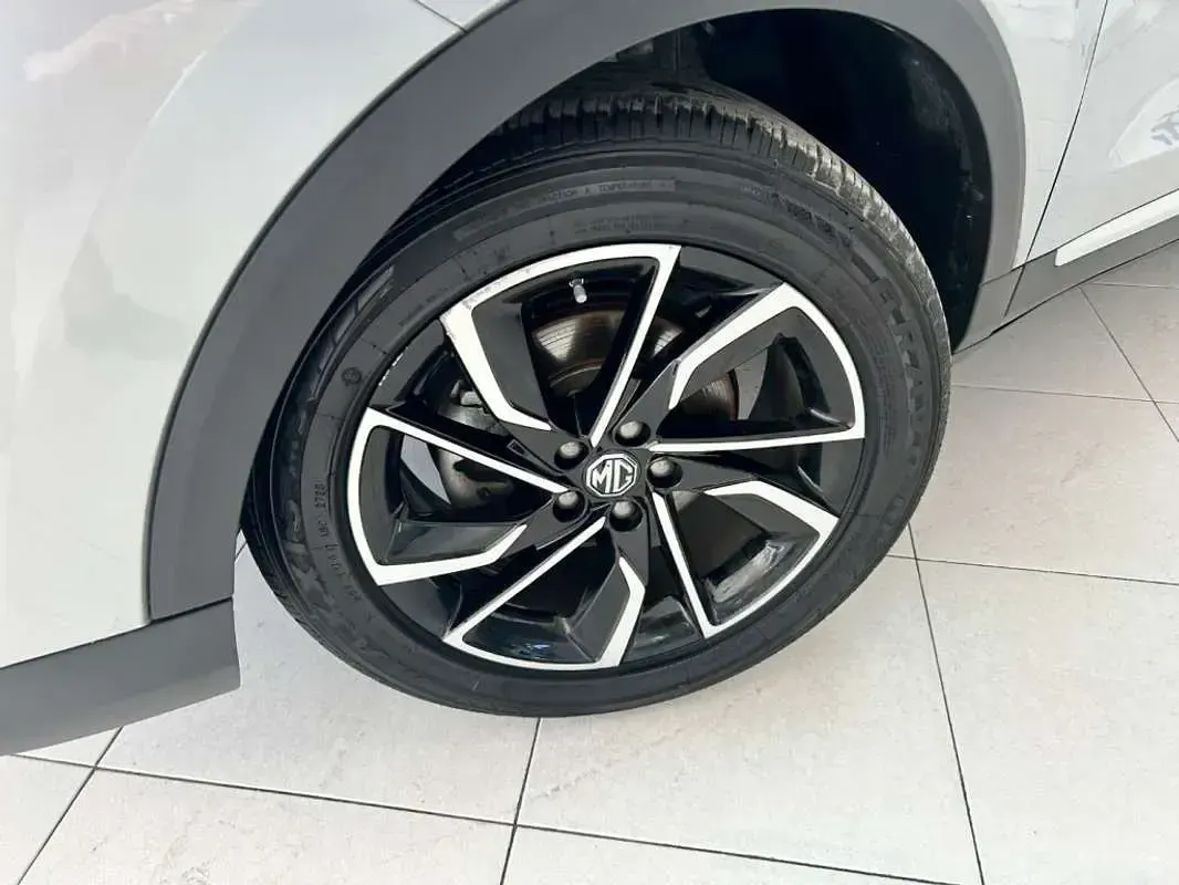 Usado MG ZS Comfort 106 CV (77 kW) 2023 Gris SUV