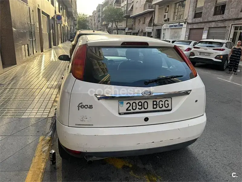 Usado Ford Focus Ambiente 100 CV (73 kW) 2001 Blanco Berlina