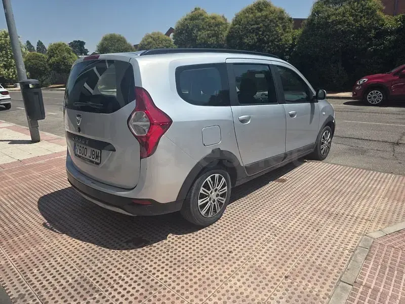 Usado Dacia Lodgy Lauréate 115 CV (84 kW) 2015 Gris / plata Monovolumen