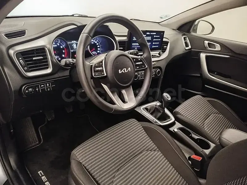 Usado Kia Ceed 101 CV (74 kW) 2025 Gris / plata Utilitario