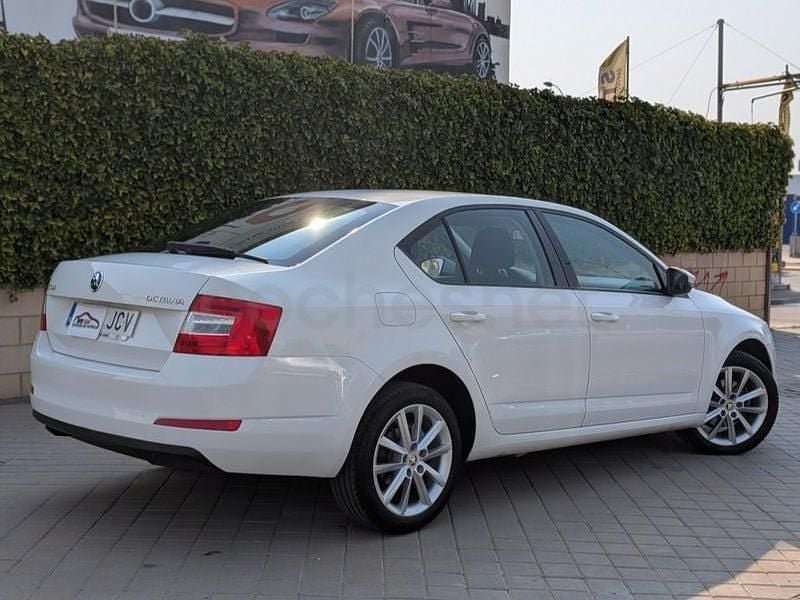 Usado Skoda Octavia Elegance 140 CV (102 kW) 2015 Blanco Utilitario