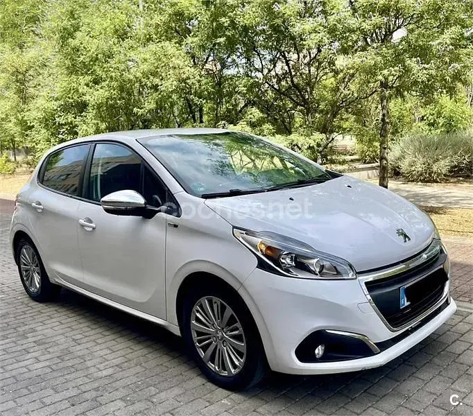 Usado Peugeot 208 Allure 82 CV (60 kW) 2017 Blanco Utilitario
