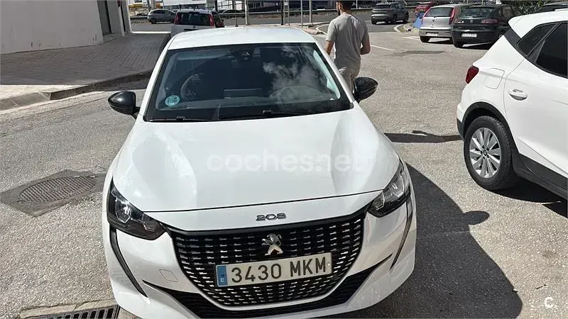 Usado Peugeot 208 Allure 100 CV (73 kW) 2023 Blanco Utilitario