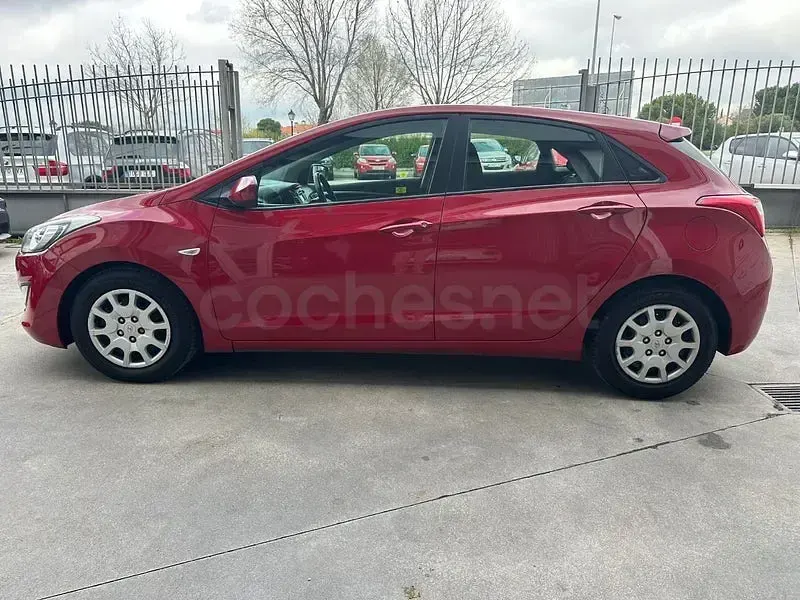 Usado Hyundai i30 110 CV (80 kW) 2013 Rojo Berlina