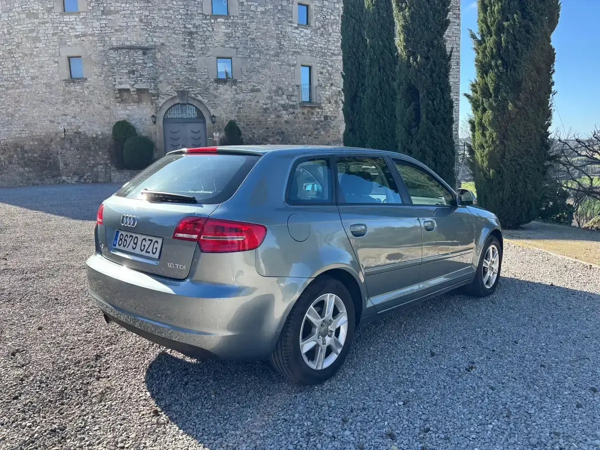 Usado Audi A3 Ambition 105 CV (77 kW) 2010 Gris Utilitario