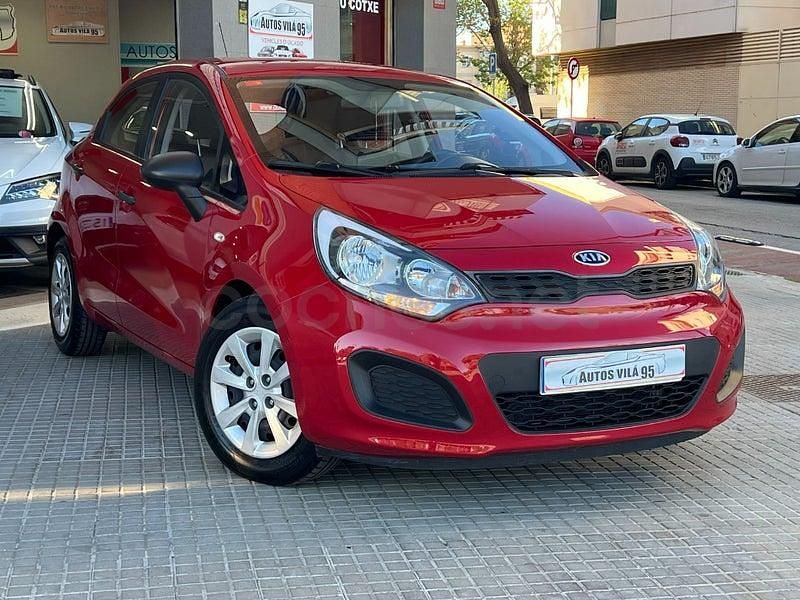 Usado Kia Rio 85 CV (62 kW) 2011 Granate Berlina