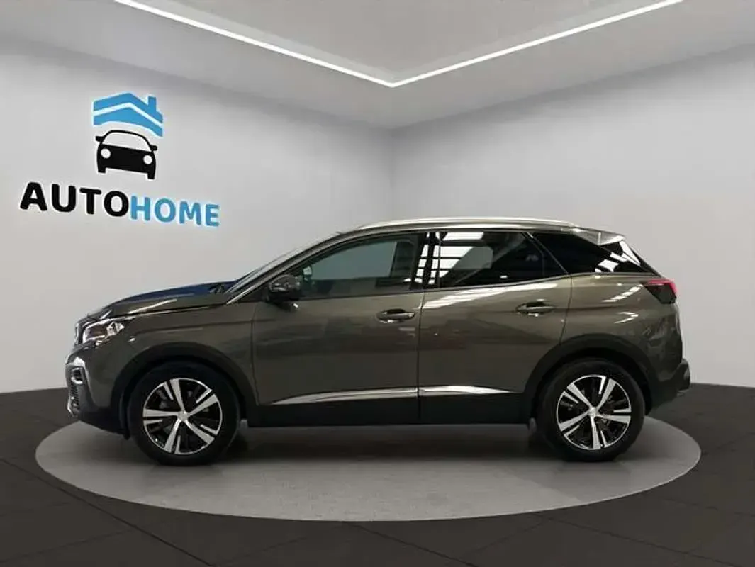 Usado Peugeot 3008 Allure 131 CV (96 kW) 2020 Gris SUV