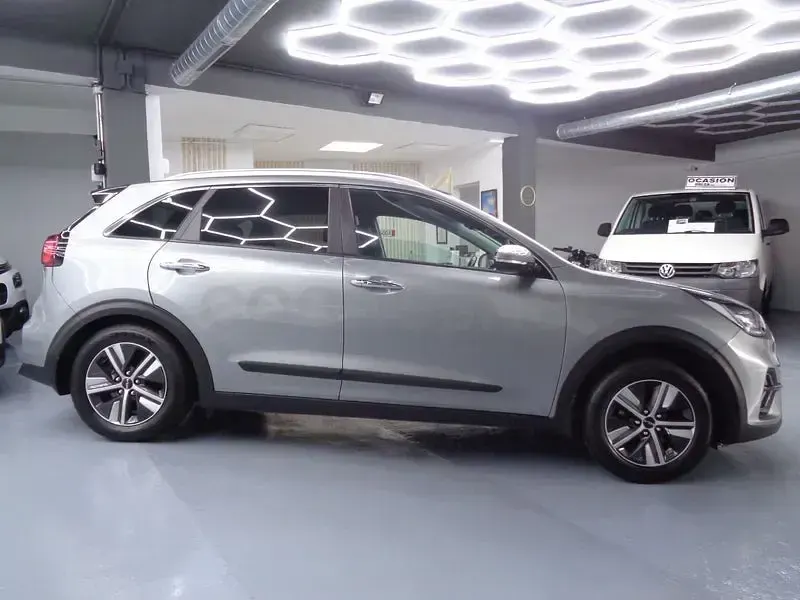 Usado Kia Niro 141 CV (103 kW) 2022 Gris / plata SUV