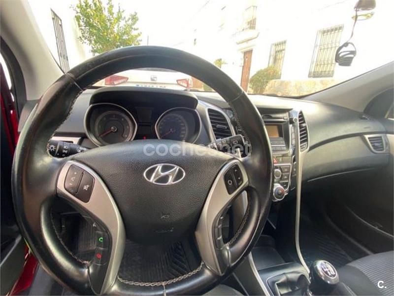 Usado Hyundai i30 90 CV (66 kW) 2014 Rojo Berlina