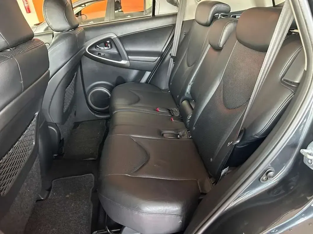 Usado Toyota RAV4 Executive 136 CV (100 kW) 2006 Gris SUV