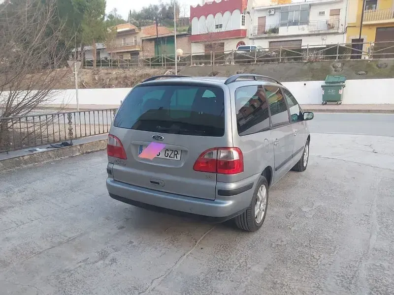 Usado Ford Galaxy Ghia 130 CV (95 kW) 2004 Gris / plata Monovolumen