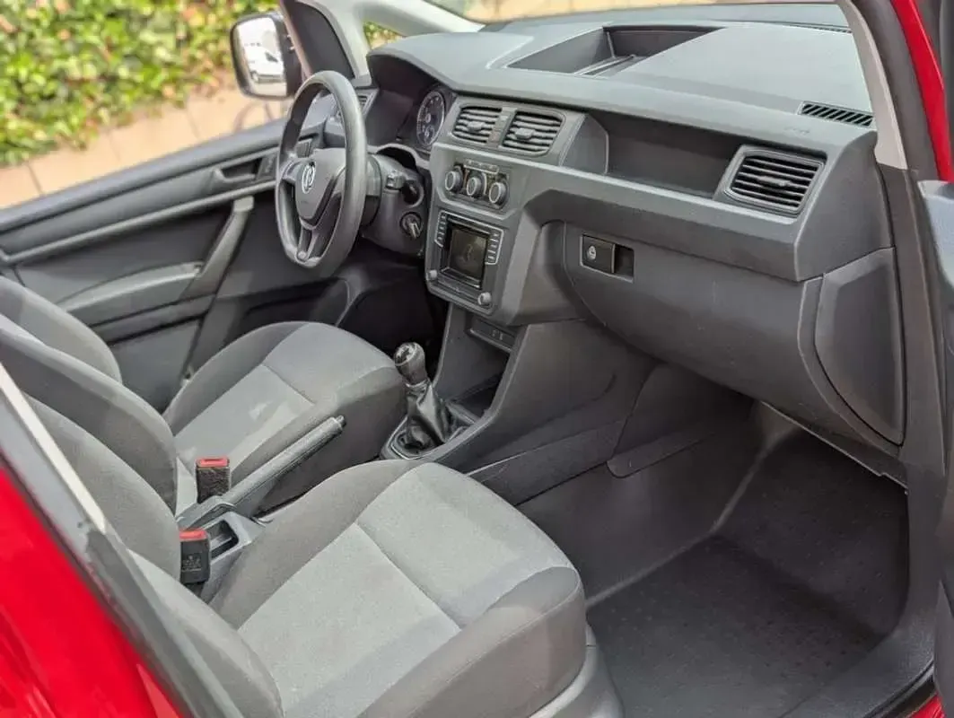 Usado VW Caddy Business 110 CV (80 kW) 2020 Rojo Monovolumen