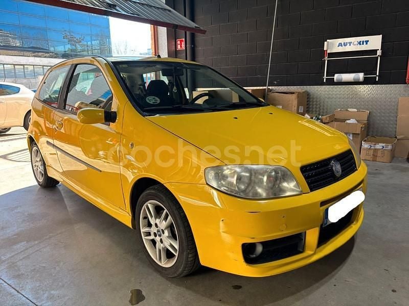Usado Fiat Punto 95 CV (69 kW) 2004 Amarillo Berlina
