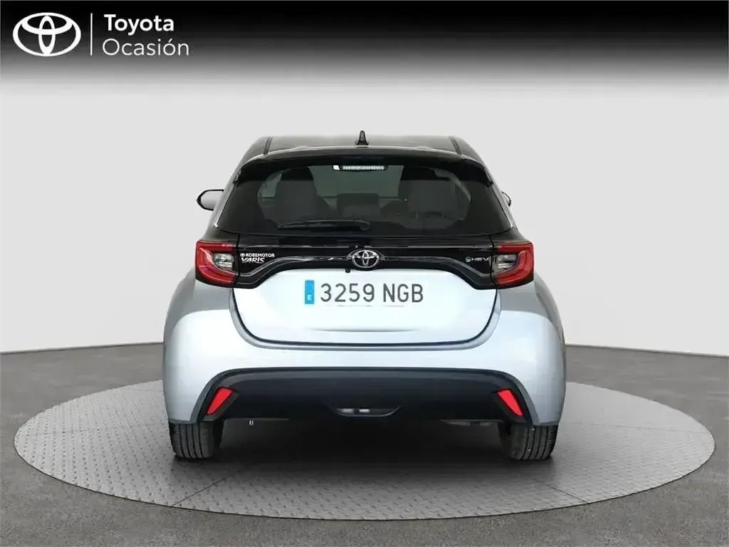Usado Toyota Yaris Hybrid Active 116 CV (85 kW) 2025 Gris Monovolumen