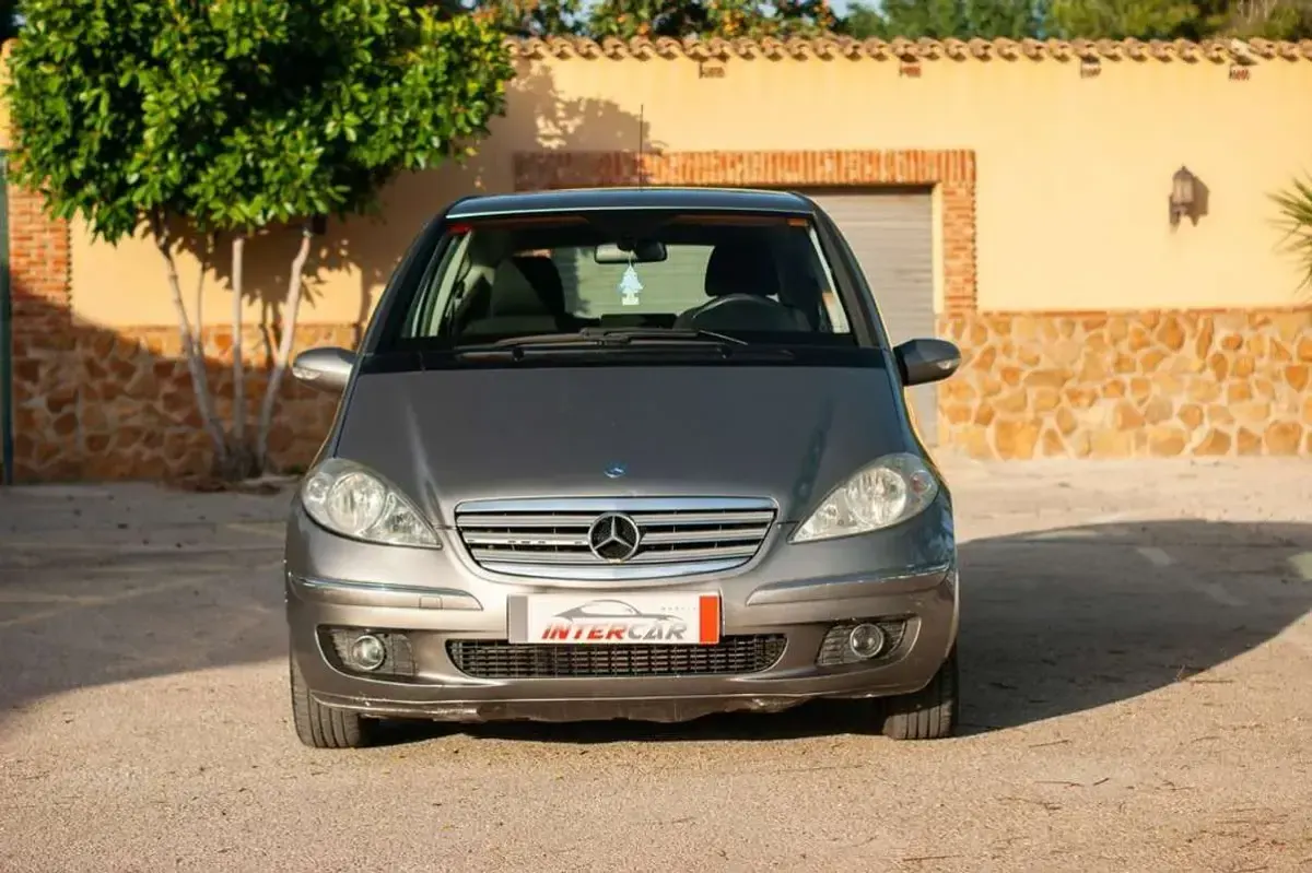 Usado Mercedes A160 Elegance 82 CV (60 kW) 2005 Gris Utilitario
