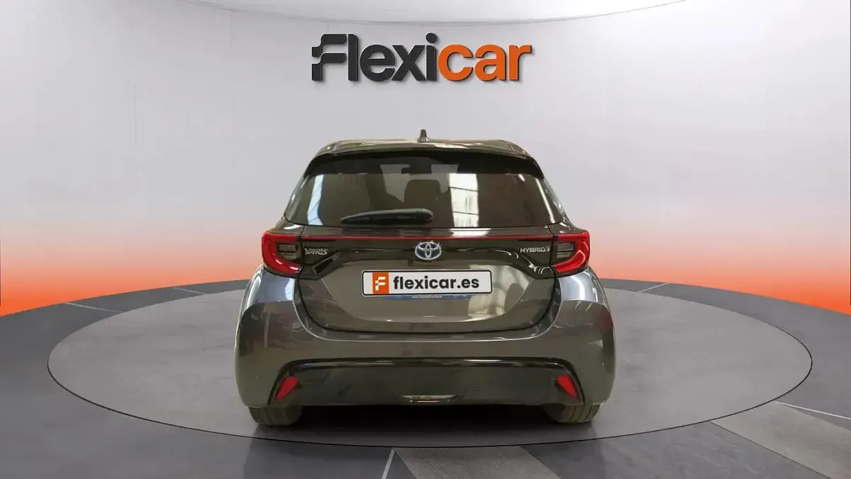 Usado Toyota Yaris Hybrid Active 116 CV (85 kW) 2022 Gris Berlina